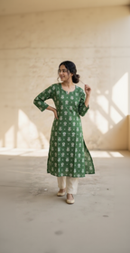 Green Floral Cotton Kurta – White Block Print Motif – Elegant Notched Neck Daily Wear for Women